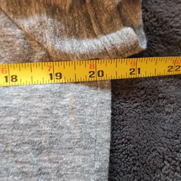 💵2/$10Bundle and Save💵 Prairie Mountain| Grey T-shirt With Blue Bear Print - Picture 6 of 8